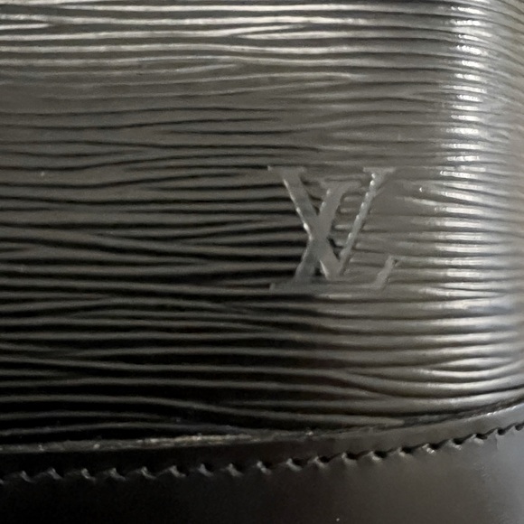 Louis Vuitton Alma Epi Black PM - Picture 8 of 11